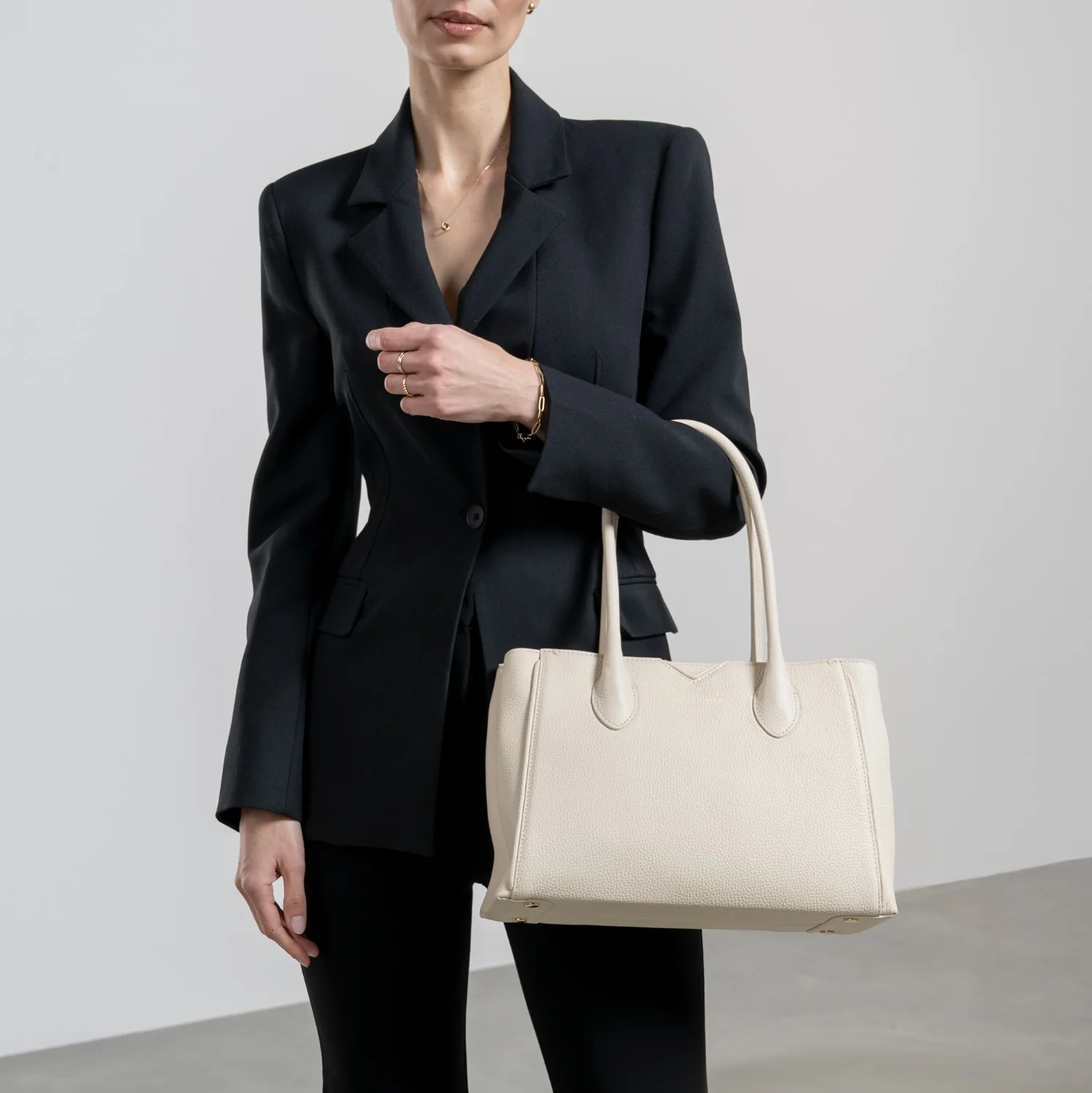Isabel Bernard Honoré Cloe Midi Crème me Kalfsleren Handtas IB25082-070 - Image 2