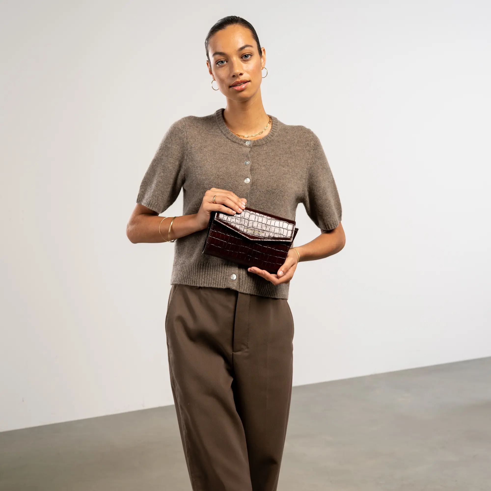 Isabel Bernard Honoré Lina Croco Bruine Clutch Met Afneembare Schouderketting IB21135-230 - Image 5