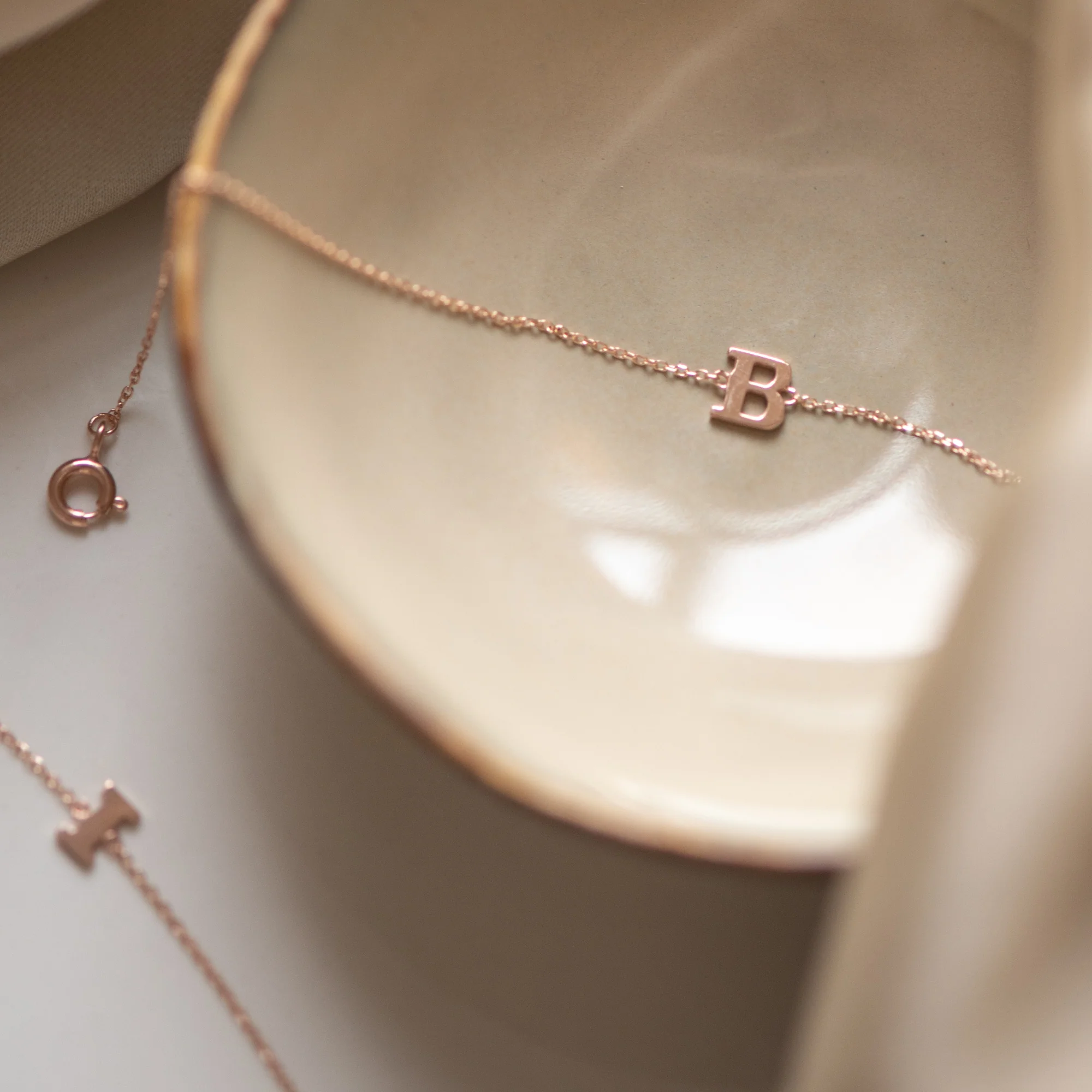 Isabel Bernard La Concorde Rachel 14 Karaat Rosé Gouden Initial Armband IB320042-Z - Image 5