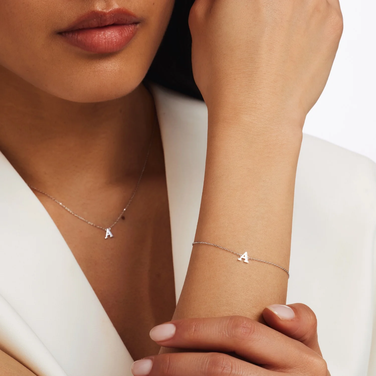 Isabel Bernard Saint Germain Chloé 14 Karaat Witgouden Initial Ketting IB340061-A - Image 4