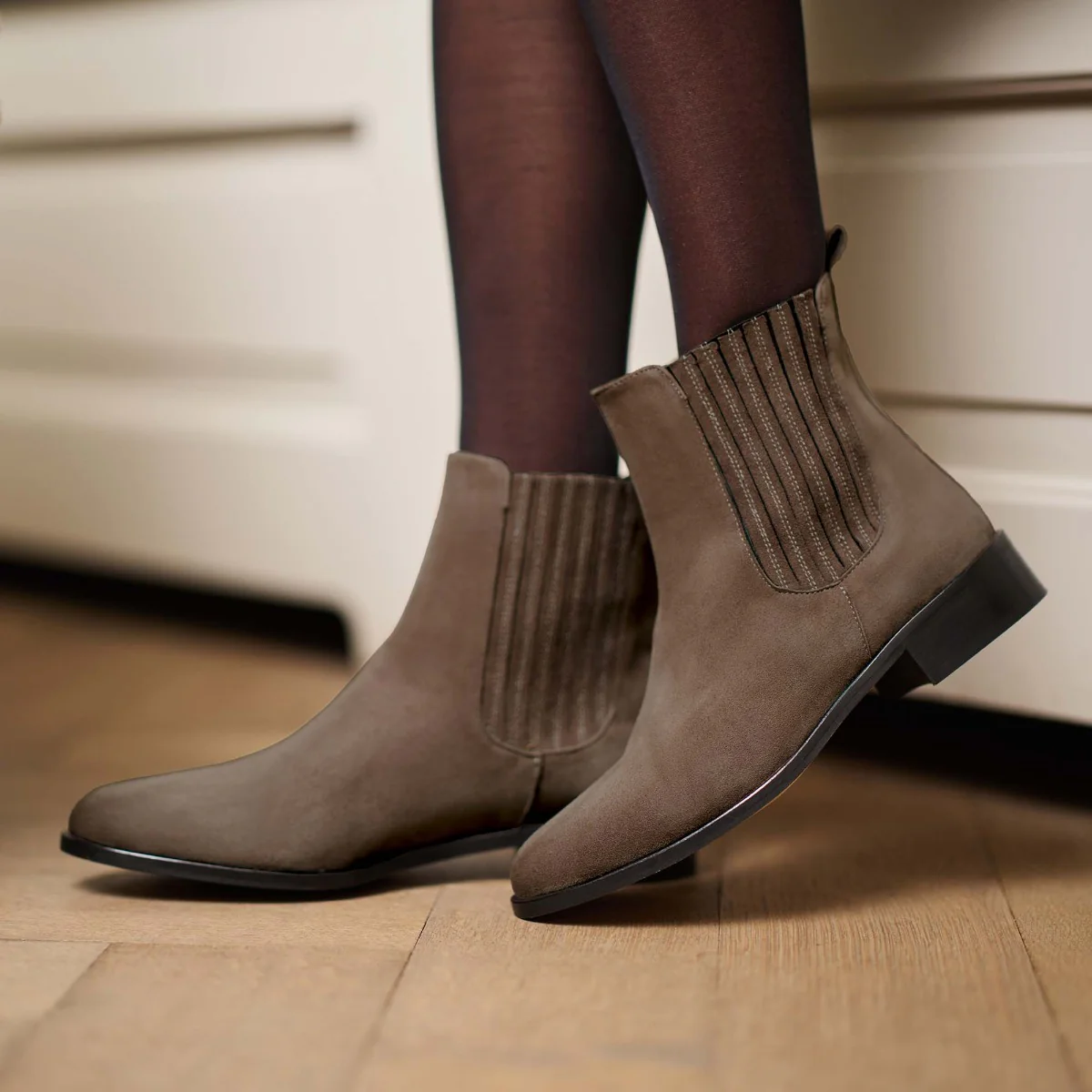 Isabel Bernard Vendôme Chey Taupe Suède Chelsea Boots IB53000SS-178-36 - Image 2