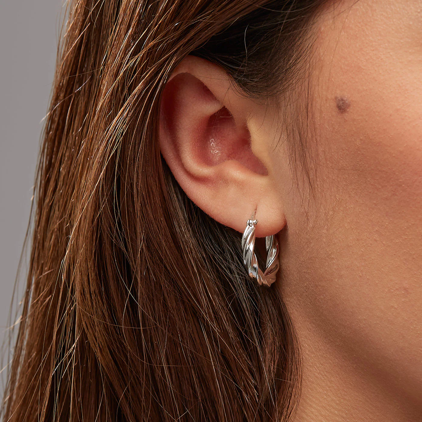 Karma 925 Sterling Silver Plain Hoops Twist and Turn Ear Studs M2786 - Image 2