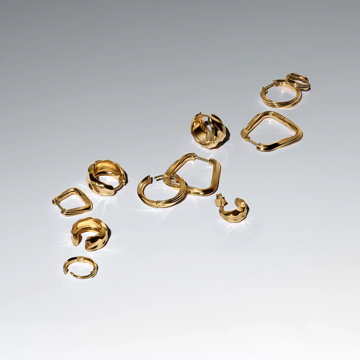 Pandora Essence Gold Plated Gedraaide Grote Driehoekige Oorringen 263876C00 - Image 3