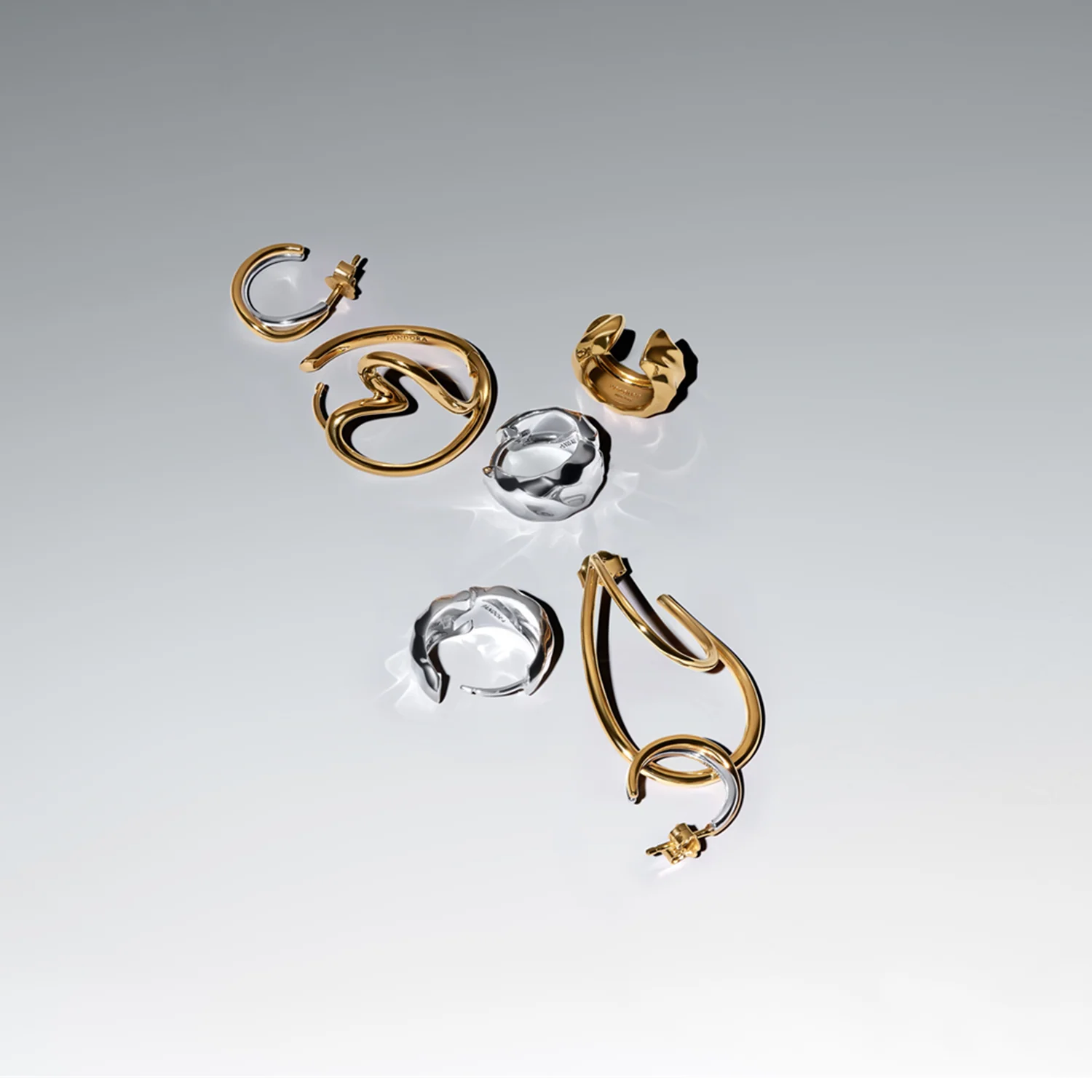 Pandora Essence Gold Plated Organisch Gevormde Tweekleurige Oorringen 263880C00 - Image 3